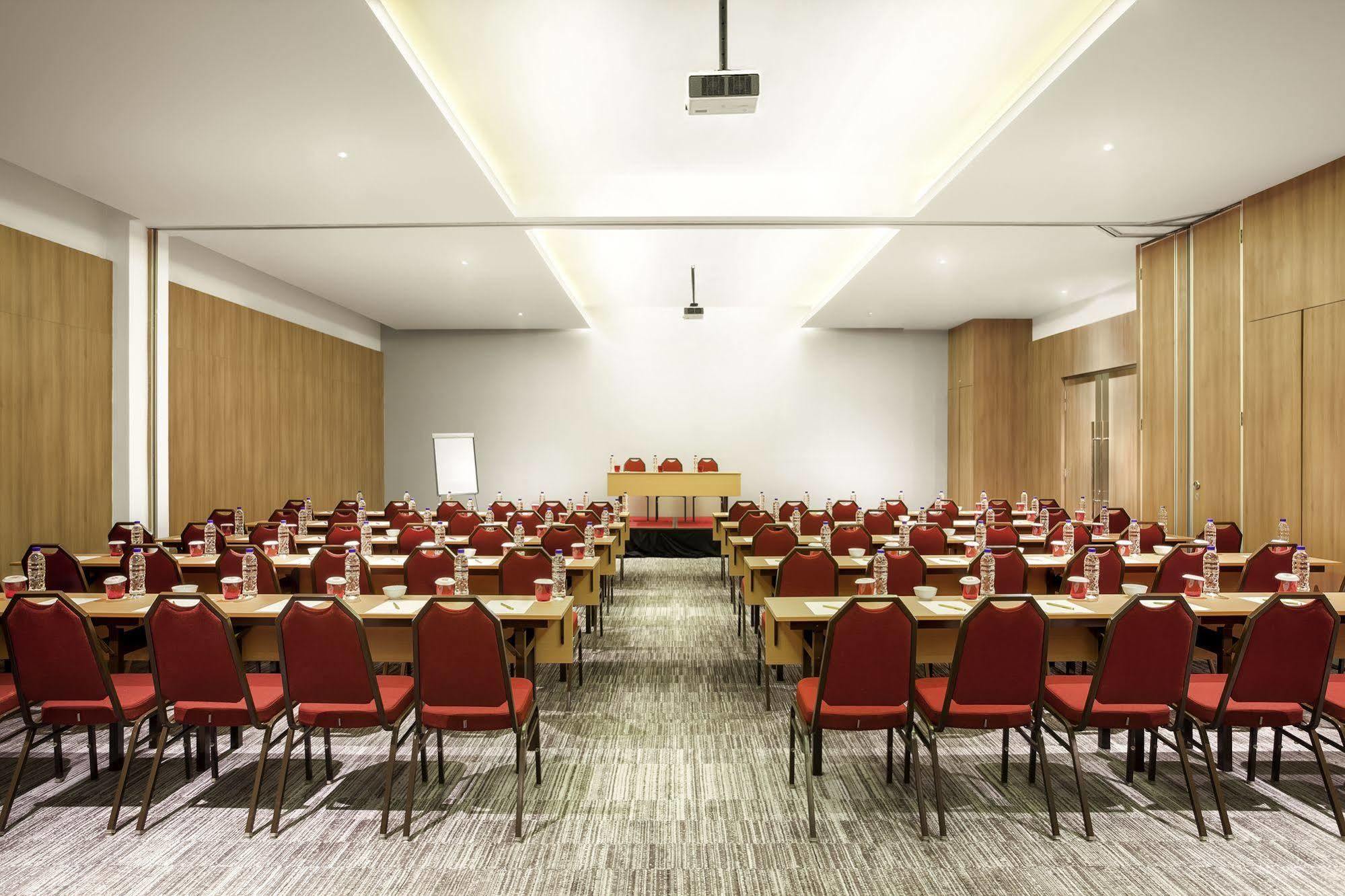 Ibis Makassar City Center Eksteriør bilde